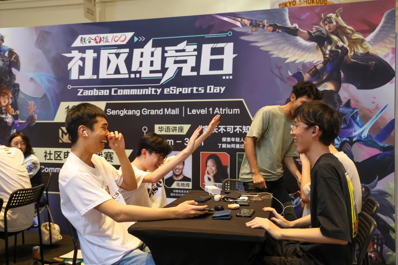 由五名好朋友组成的“NewJeens”战队在社区电竞挑战赛夺冠，赢走1000元现金奖。（蔡家增摄）