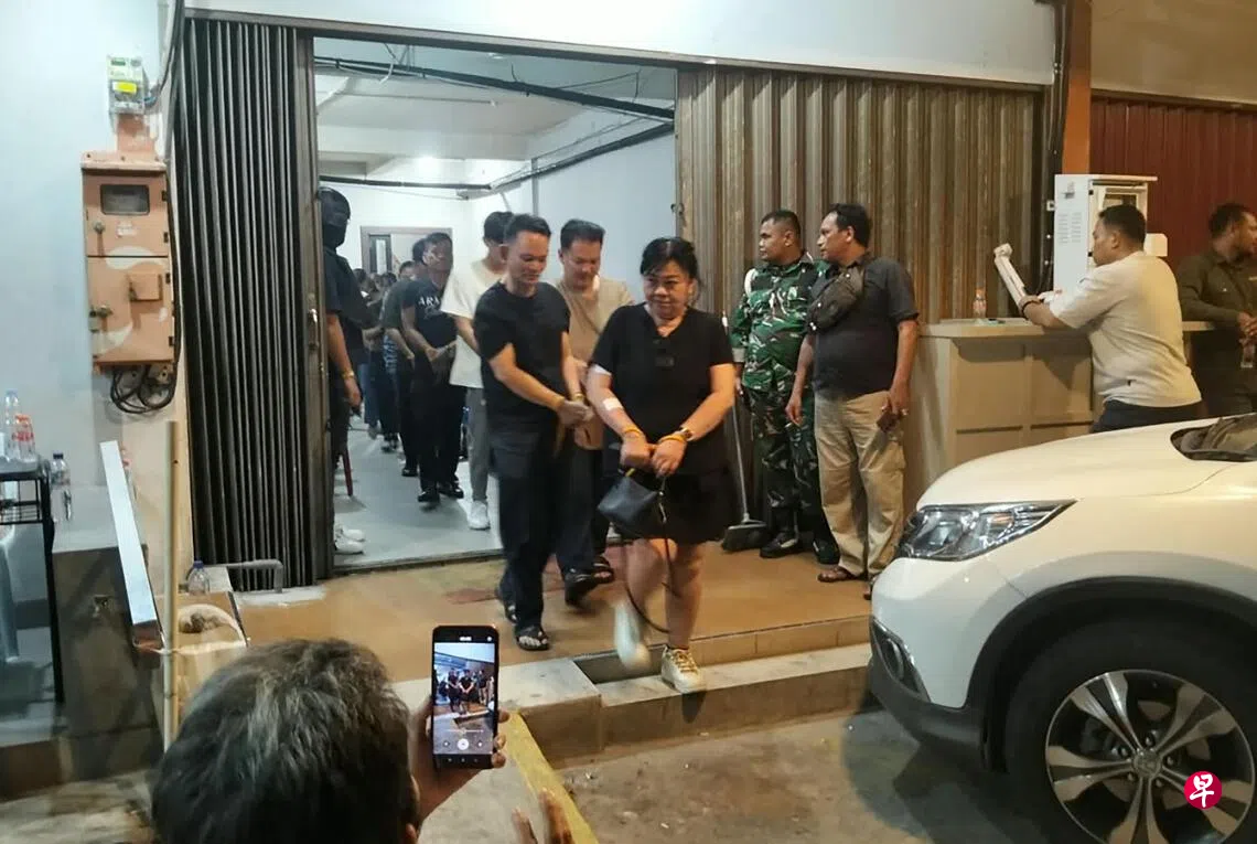 印尼警方日前破获峇淡岛一个非法赌场，逮捕包括两名狮城客在内的197人。 （取自印尼媒体）