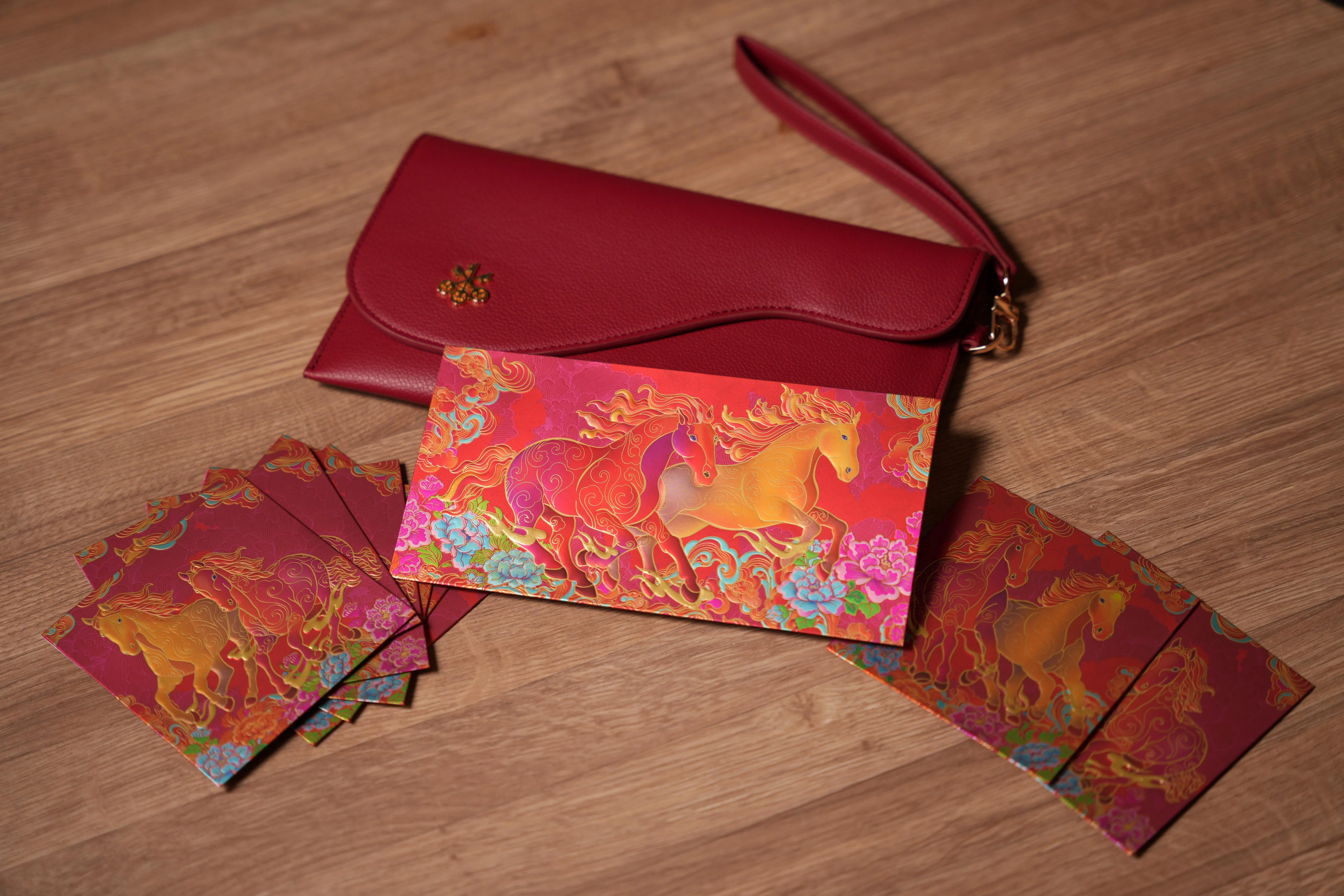 瑞银集团用马鞍形包包装马年红包。（谢智扬摄）