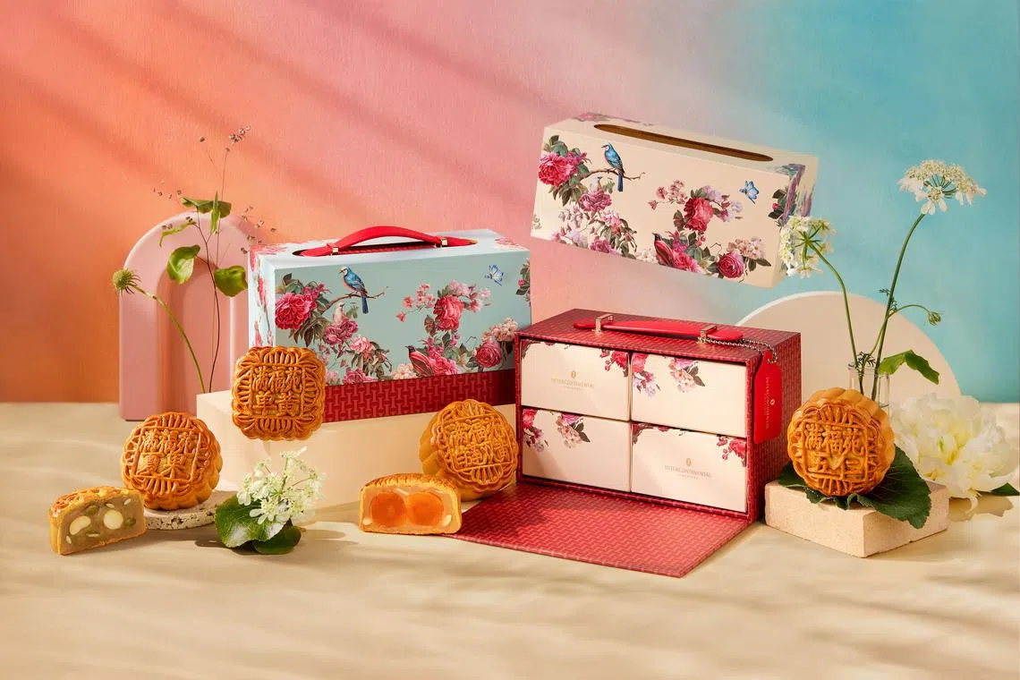 传统烘皮月饼有白莲蓉、红莲蓉、南瓜籽夏果白莲蓉和传统五仁植物肉等。（品牌提供）