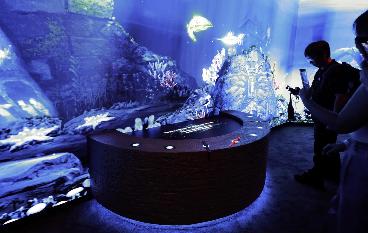 展览尾声，访客只需在数码许愿井边，感应RFID腕带，即可“放生”灵感取自本地野生动物的“魔法伙伴”，象征人与自然的连结。（特约陈来福摄）