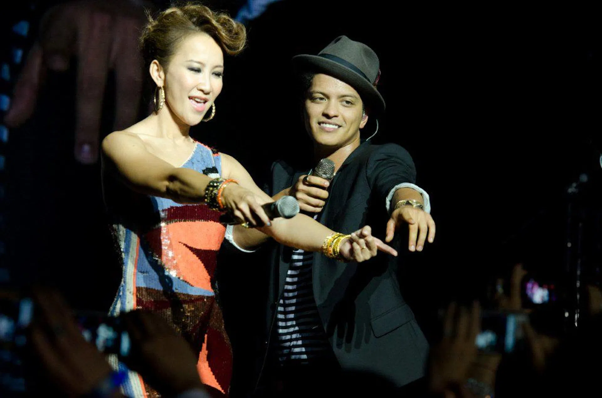 李玟（左一）在婚礼上与Bruno Mars合唱。（互联网）