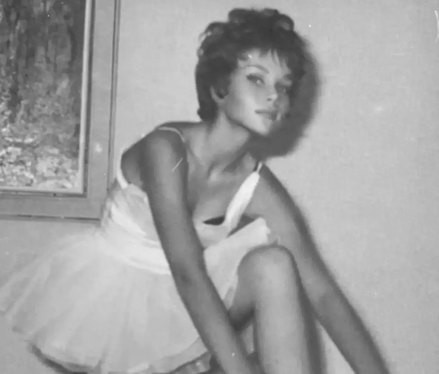 Jocelyn Wildenstein年轻时的照片，面容姣好，清秀自然。（取自instagram）