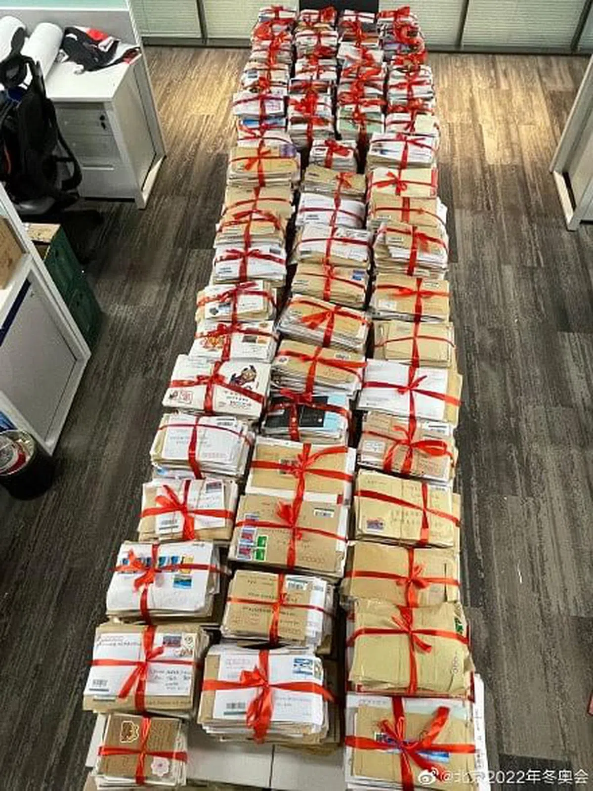 羽生结弦收到世界各地粉丝寄来的上万封“爱的明信片”。（北京冬奥会微博）