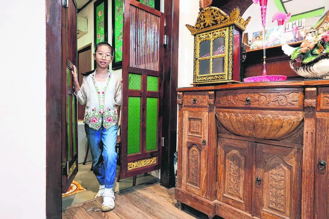 卡峇雅还能搭配牛仔裤，这种现代与传统结合的穿法让师懿大开眼界。