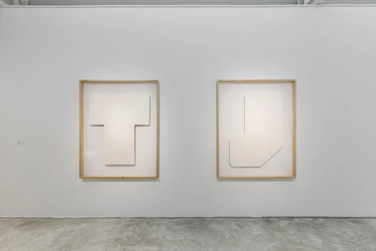 英国艺术家珍妮丝·科贝尔展示折叠过的纸状泳池作品。（STPI提供）