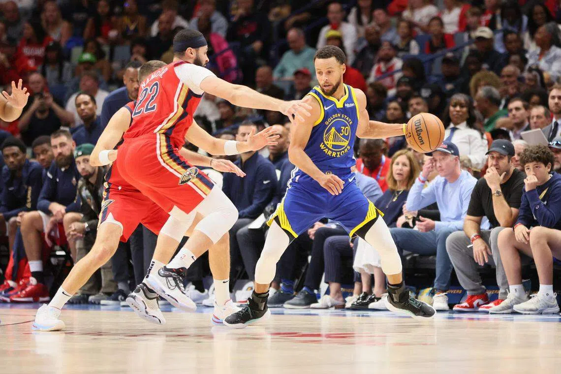 勇士主将柯里（蓝衣）在对垒鹈鹕的比赛中砍下42分。（路透社）