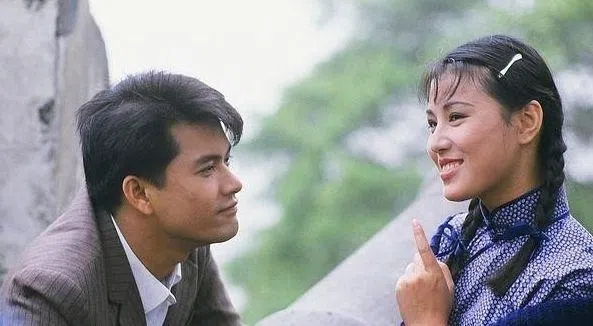 周海媚（右）与吕良伟合作《小岛风云》后来电。（互联网）