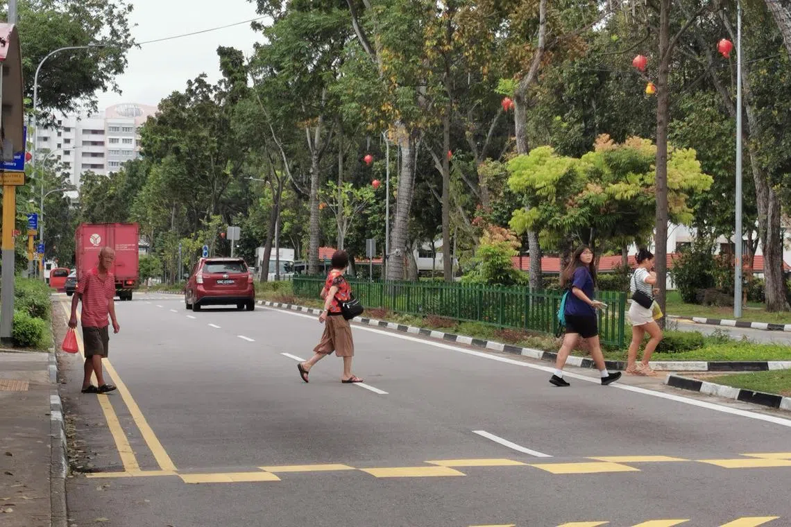 西海岸集选区的文礼坊巴刹与美食村，在2024年3月完成建设乐龄安全区（Silver Zone），还有让车辆减速的路隆，让年长居民更安全过马路。（温伟中摄）