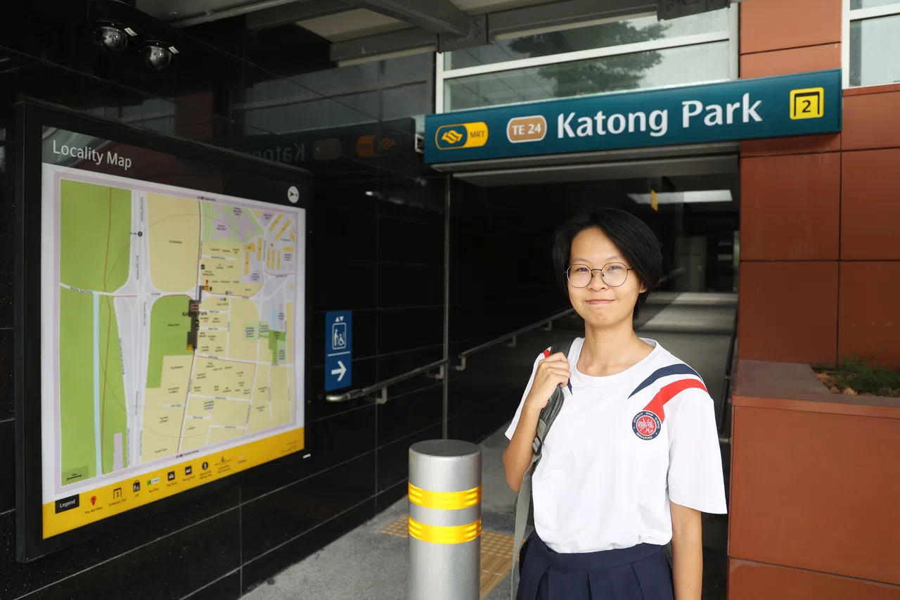 德明政府中学中二学生杜佳恩说，加东公园地铁站启用后，将能减轻她每天上学出行的压力。（蔡家增摄）