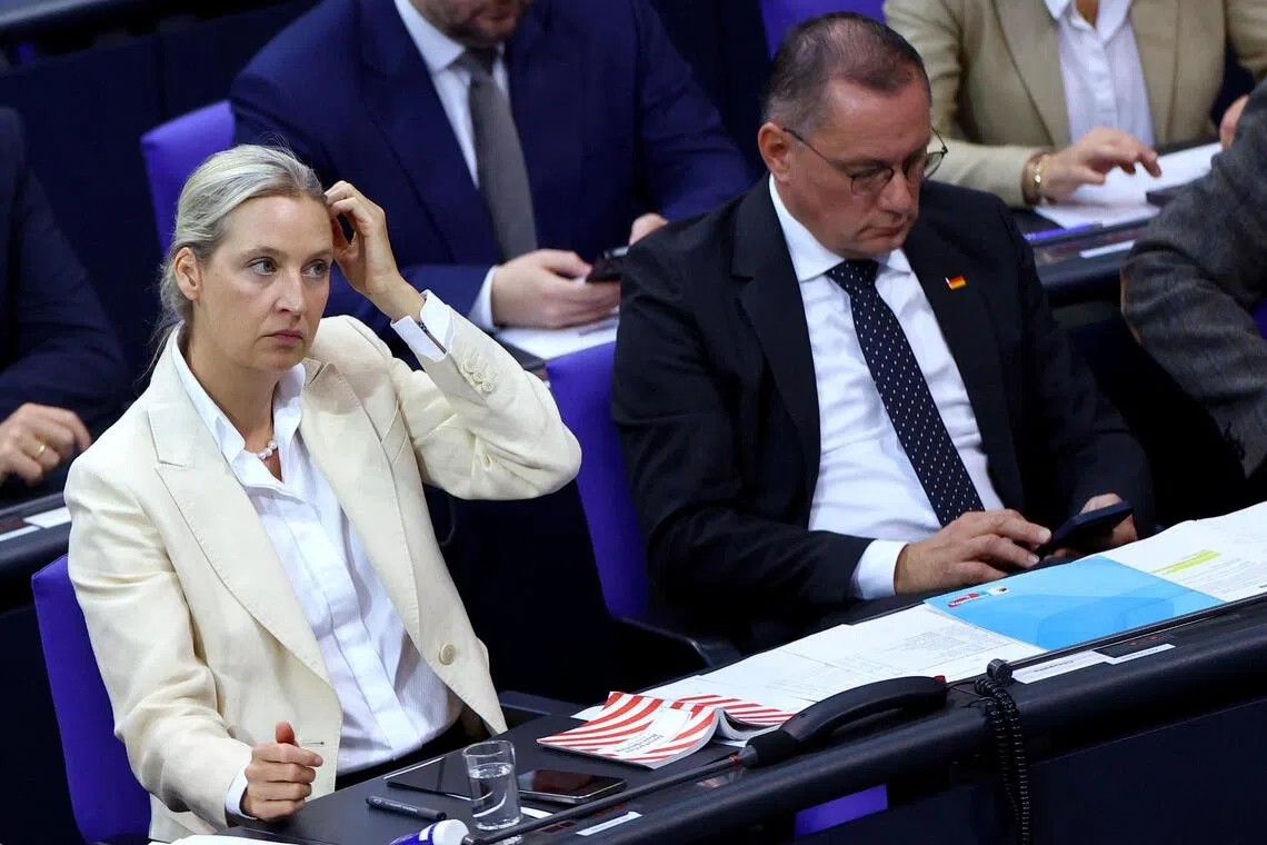 10月16日，德国选择党联合领导人艾丽丝·魏德尔（Alice Weidel，左）和蒂诺·赫鲁帕拉（Tino Chrupalla，右）在联邦议院出席议会下院全体会议。（路透社）