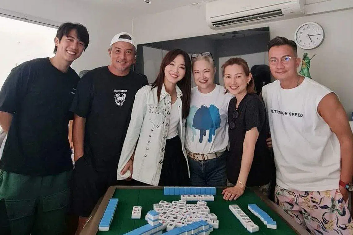 李锦梅（右二）回新后，与演艺圈友人陈汉玮（右起）、洪慧芳、范文芳、李铭顺和年轻演员张奕恺聚会。（取自艺人IG）
