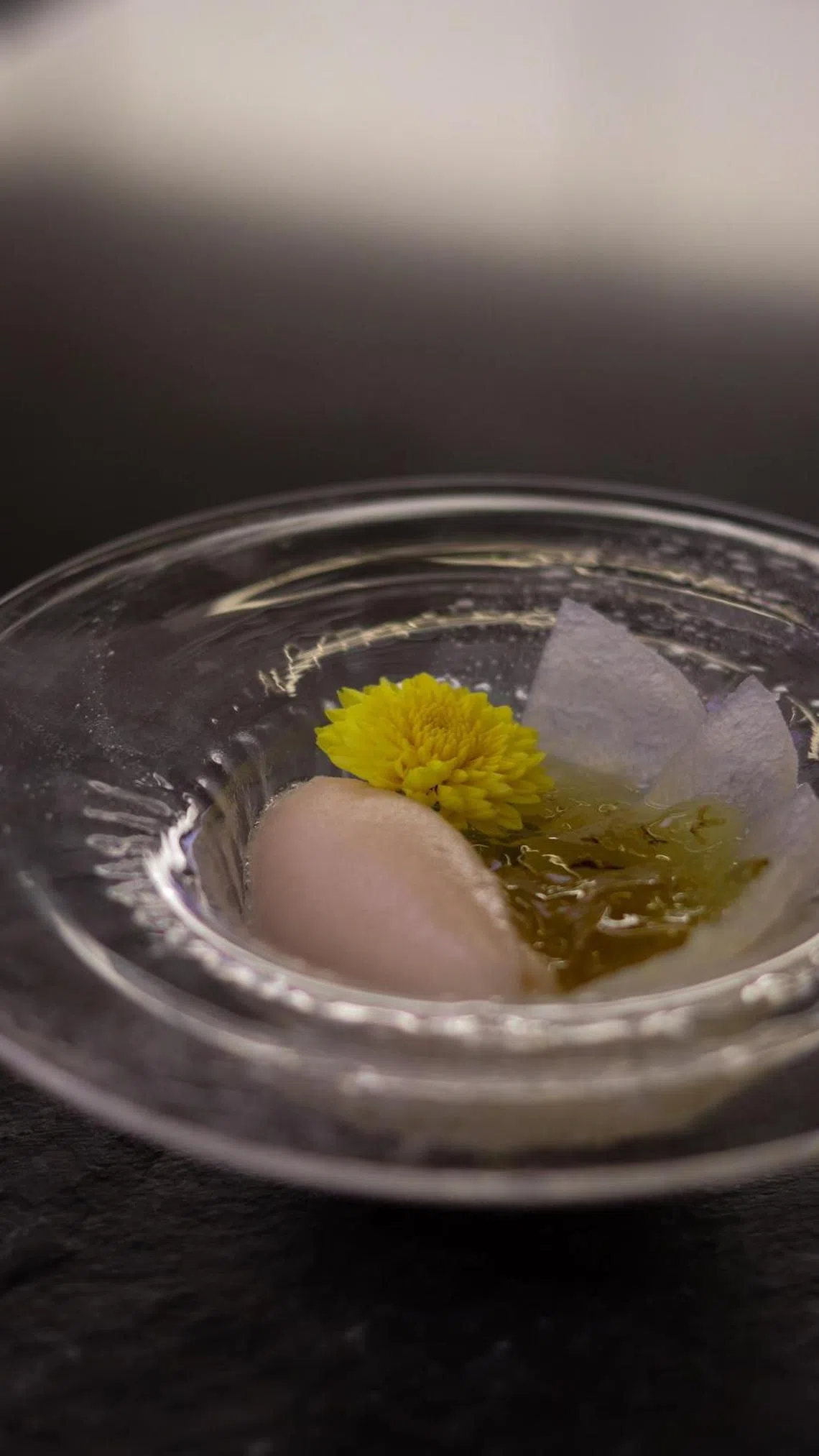 甜品“Kinmokusei”以日本梨片配桂花冻和白桃冰糕。（茶馆提供）