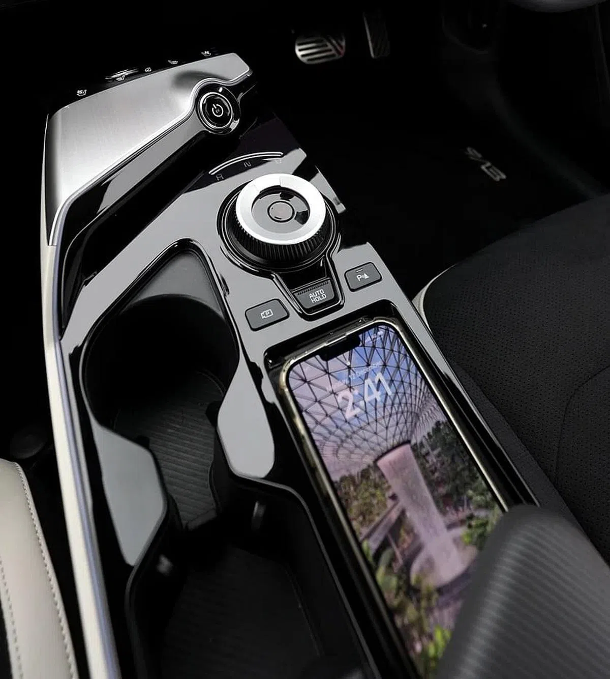 中央鞍座上层有电子选挡旋钮和无线充电槽。（梁麒麟摄）