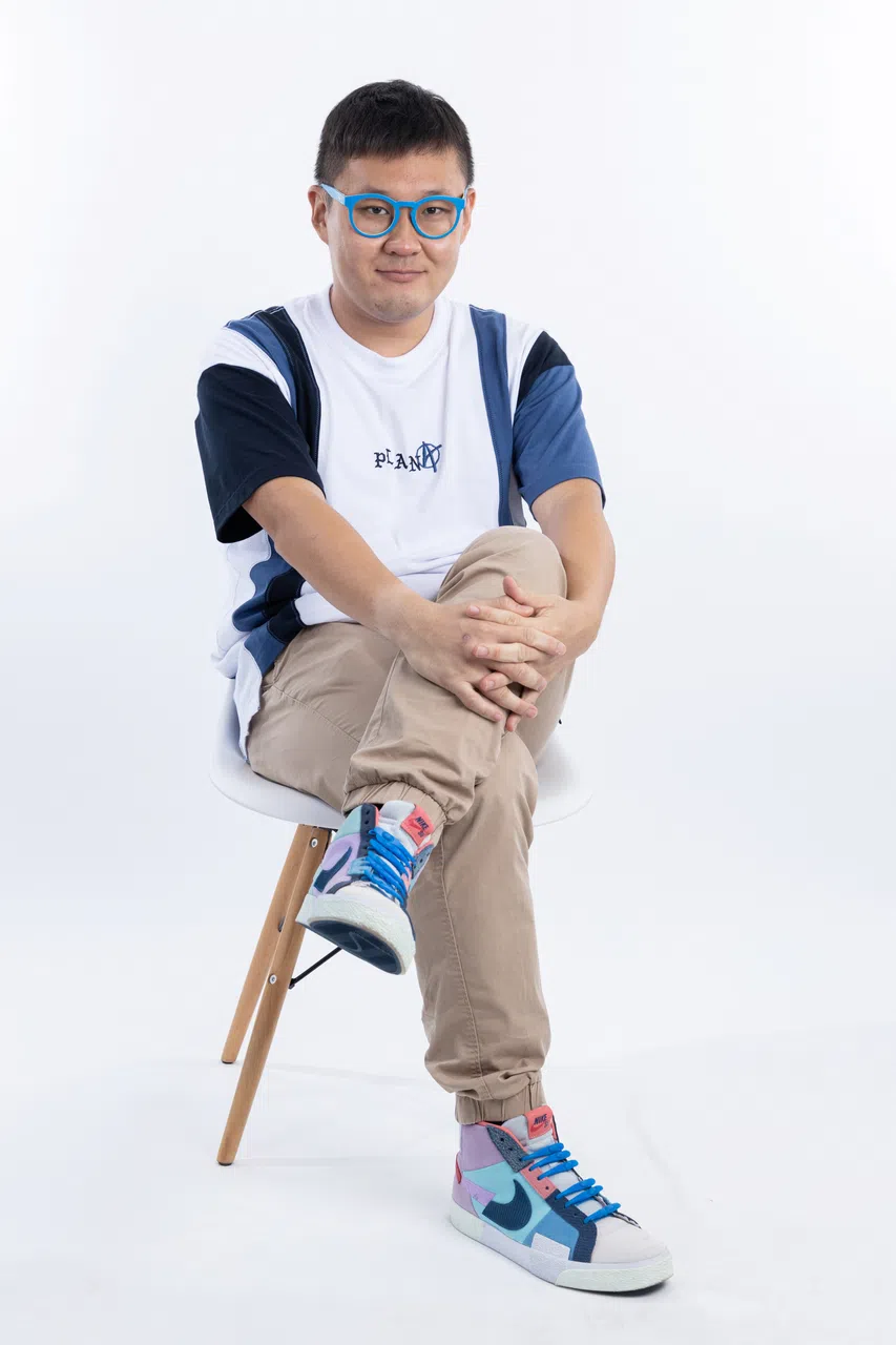 导演吴颖胜说，他们用了2万8000元租下退役巴士。（吴思蕾提供）