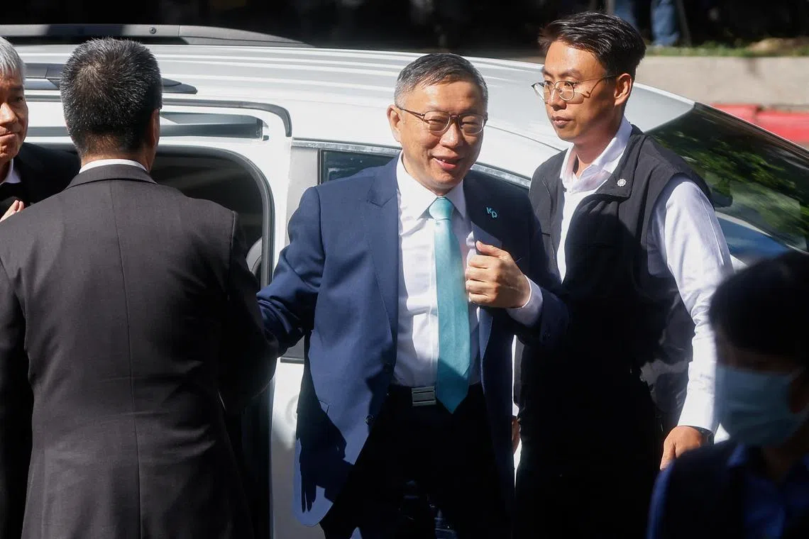 柯文哲1日召开党内扩大会议说明内心转折。他说，60%以上的民意希望政党轮替，他曾尝试靠自己赢得大选，但发现在野不整合很难赢。（路透社）