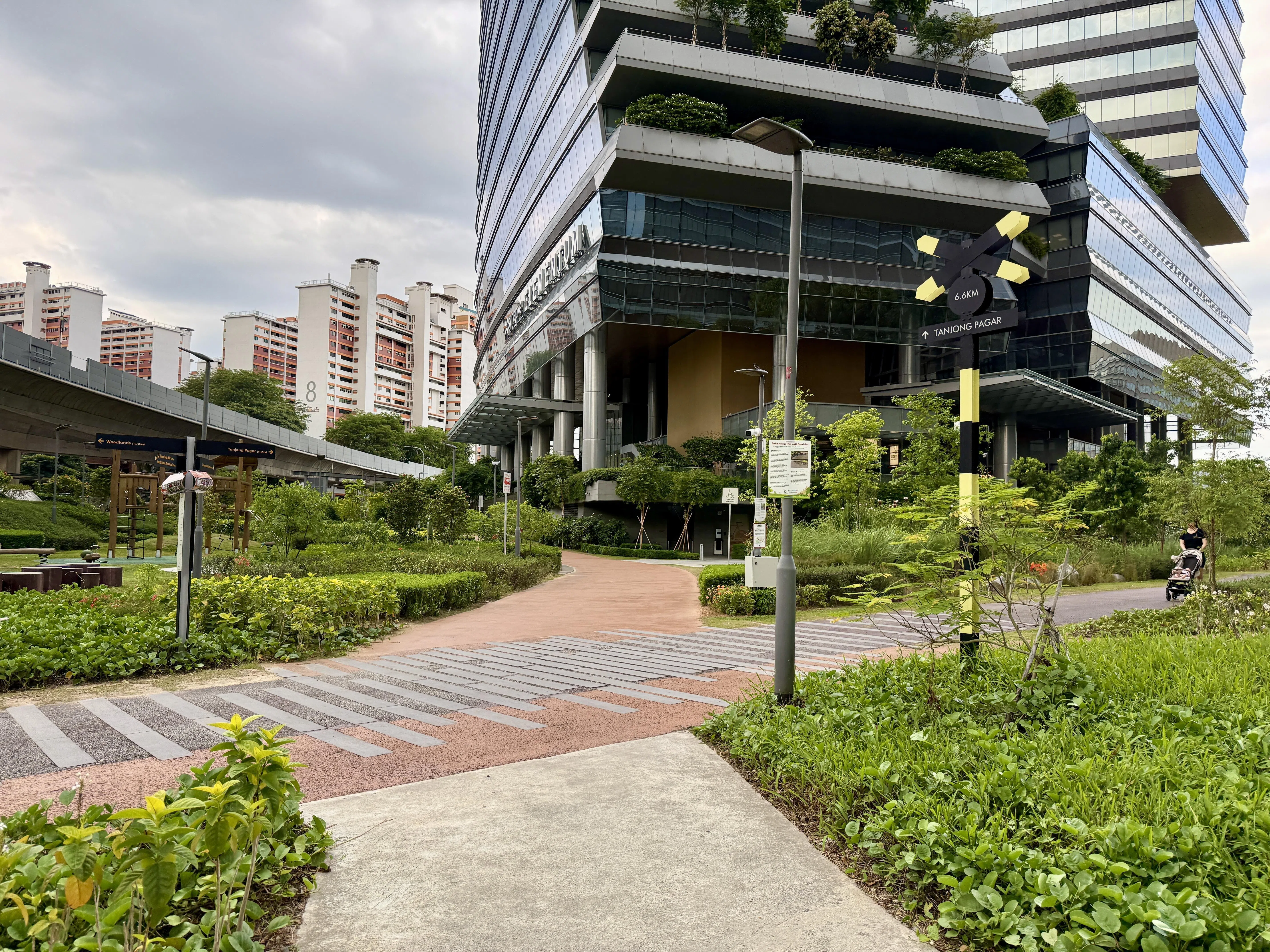 达都汇（The Metropolis）附近的铁道走廊入口，往左走17.4公里是克兰芝地铁站，往右走6.6公里可抵达丹戎巴葛。（陈映蓁摄）