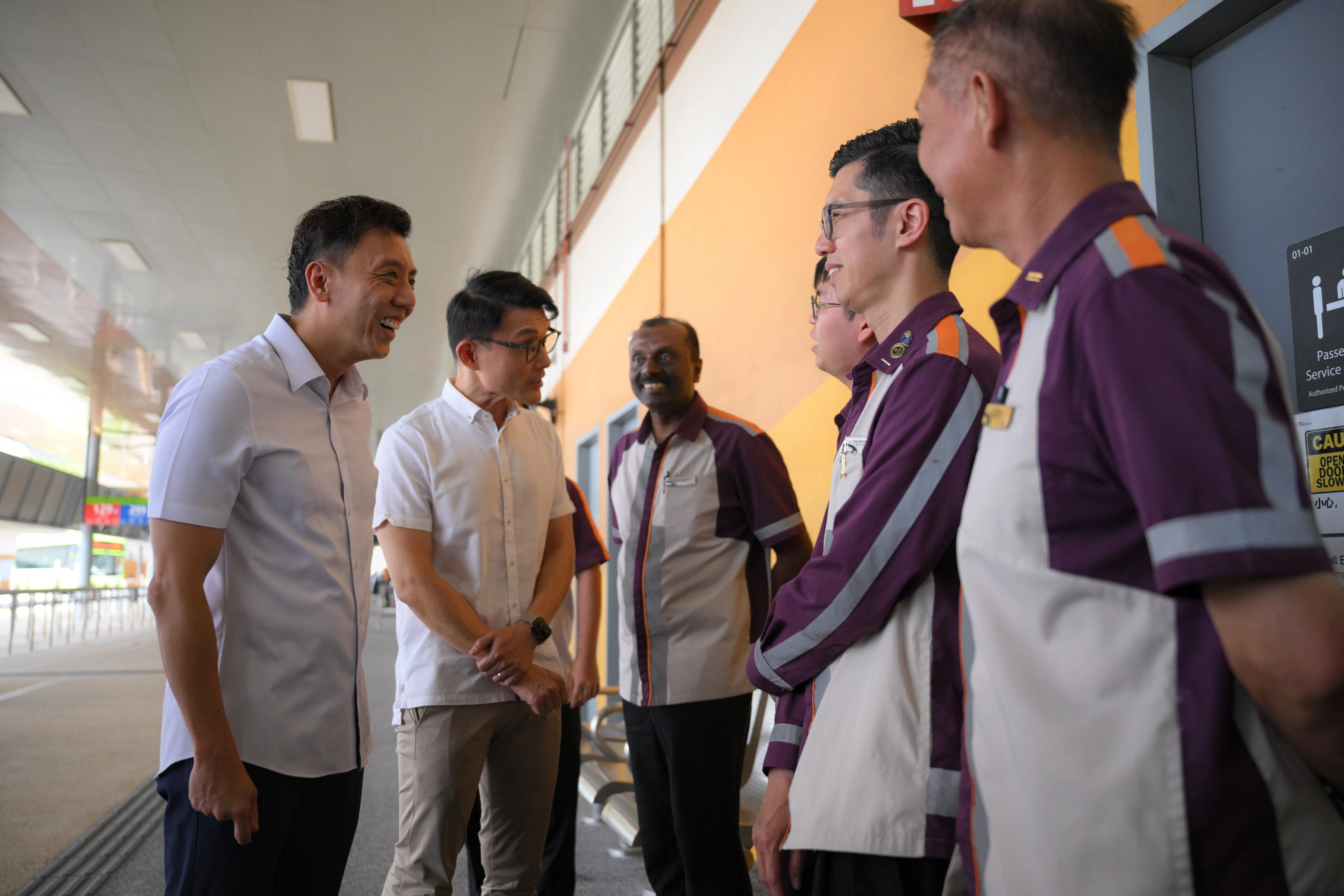 交通部代部长兼财政部高级政务部长萧振祥（左一）2月9日与交通部兼文化、社区及青年部政务部长马炎庆（左二）走访淡滨尼北巴士转换站，了解巴士车长的工作情况。（档案照片）