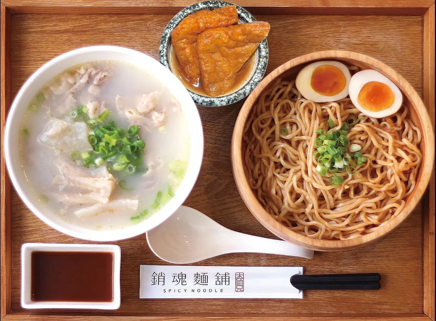 不吃辣的人可选择清炖牛肉汤，汤里有牛筋和美国牛肉片，搭配豆卜，和一碗配有溏心蛋的销魂面。（餐馆提供）