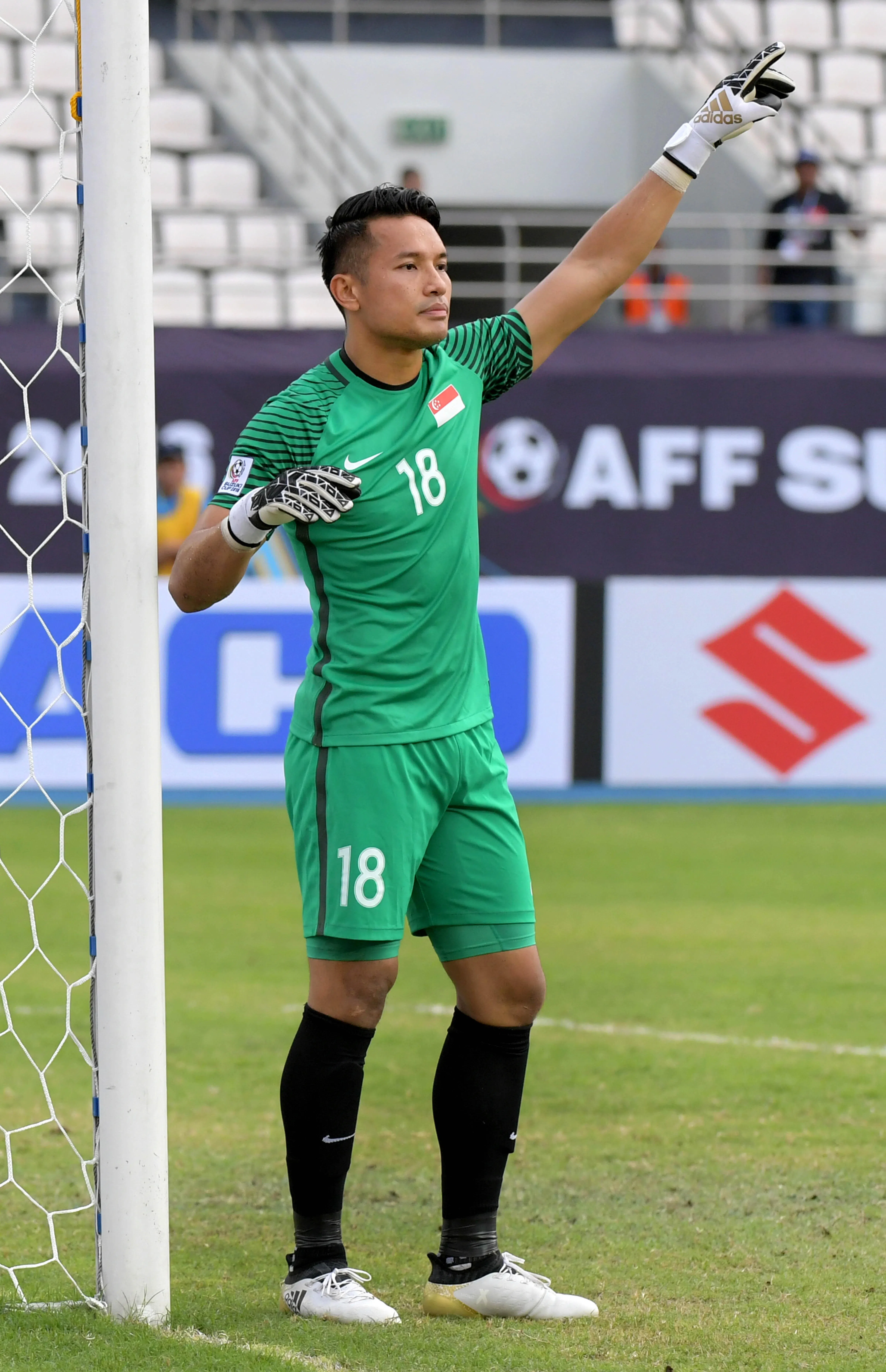 担任新加坡男足国家队门将期间，哈山是后防线的定海神针。（档案照片）