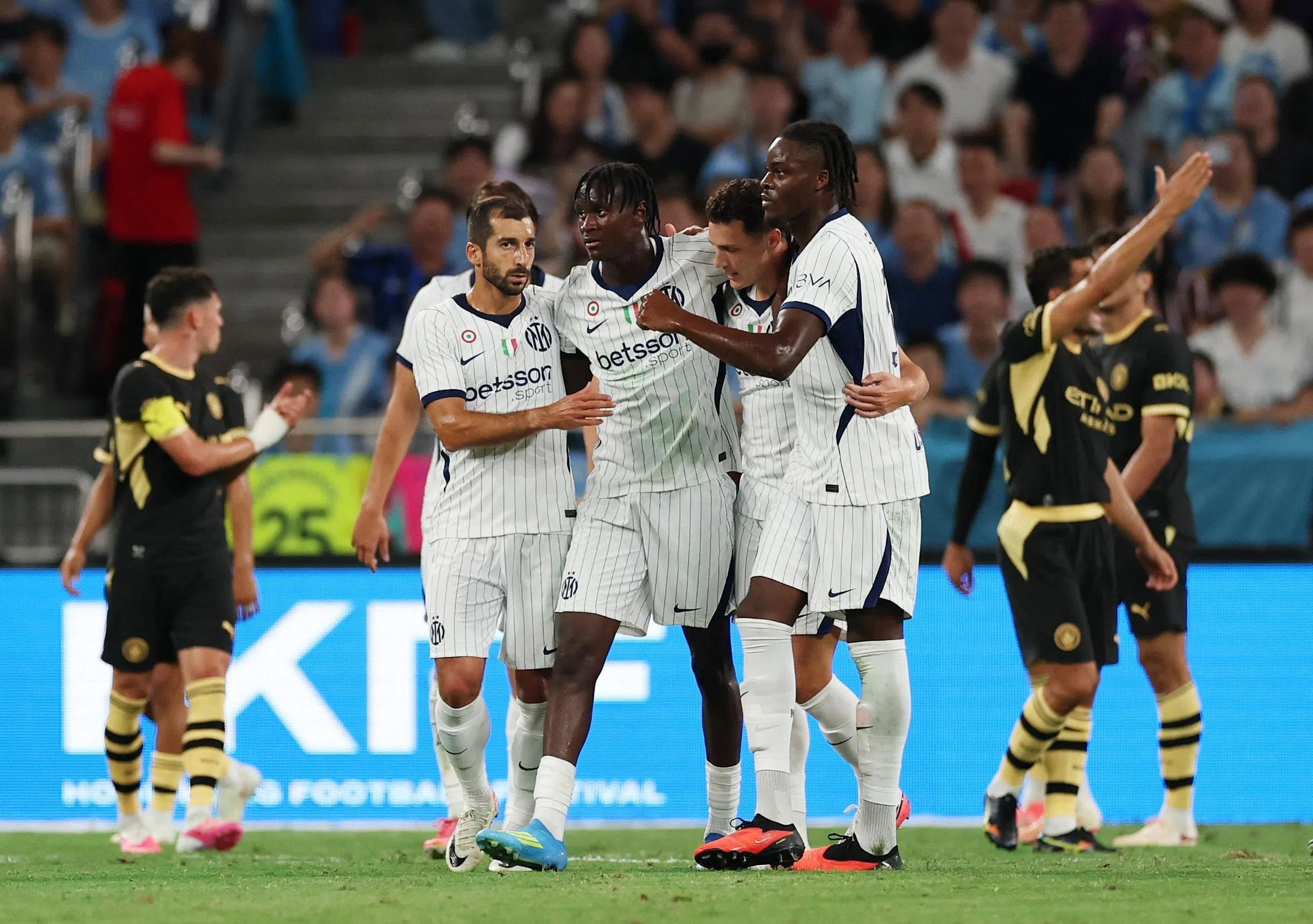 国米后卫帕瓦尔（白衣右二）为球队扳平比分，国米最终通过点球取胜。（路透社）