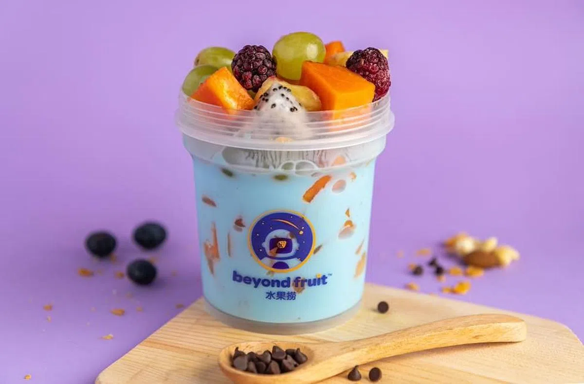 藻蓝色的酸奶搭配五颜六色的水果，十分吸睛（图\Beyond Fruits面簿）. 