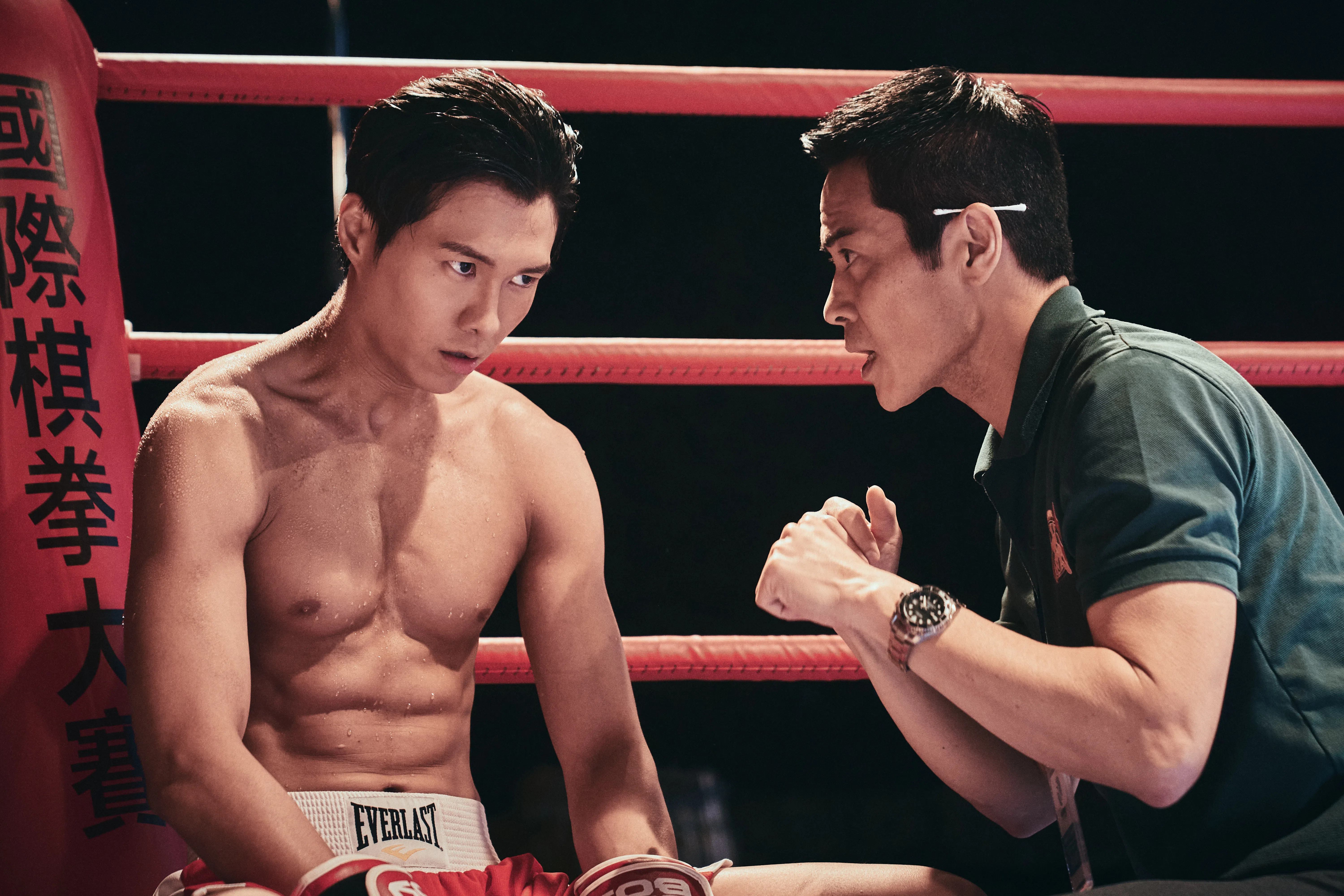 郑嘉颖（右）和胡鸿钧在《棋拳风暴》饰演一对师徒。（邵氏机构提供）