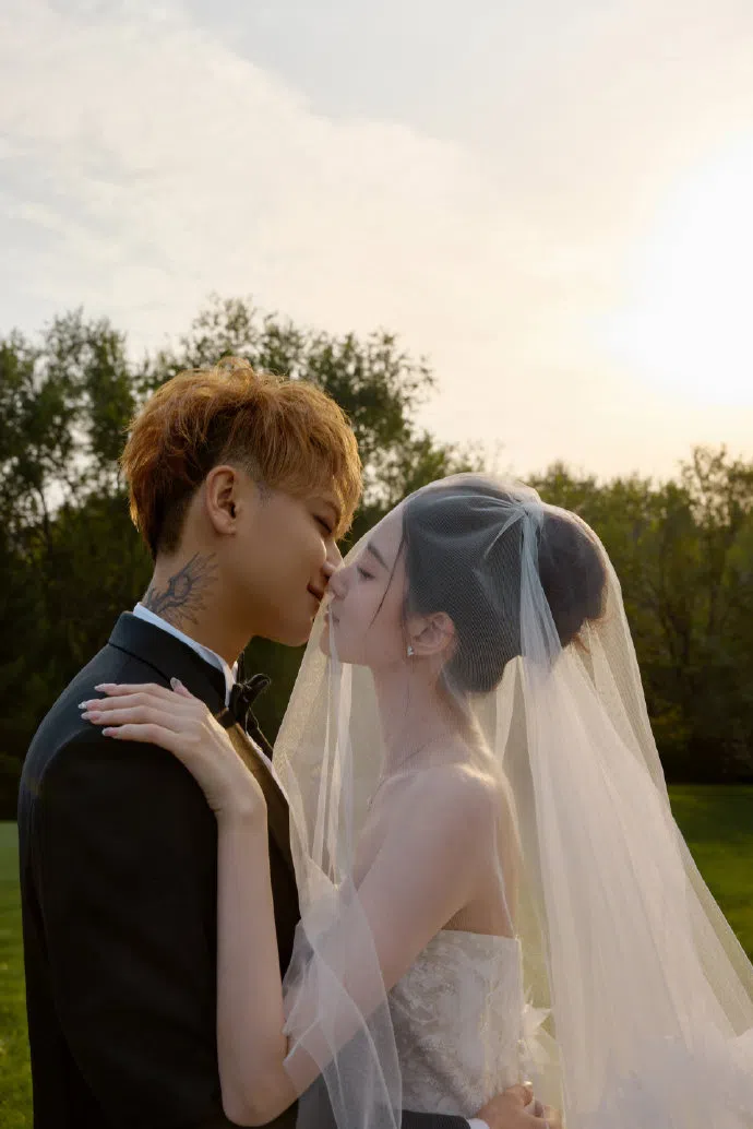 黄子韬（左）和徐艺洋在婚礼上甜蜜亲吻。（取自微博）