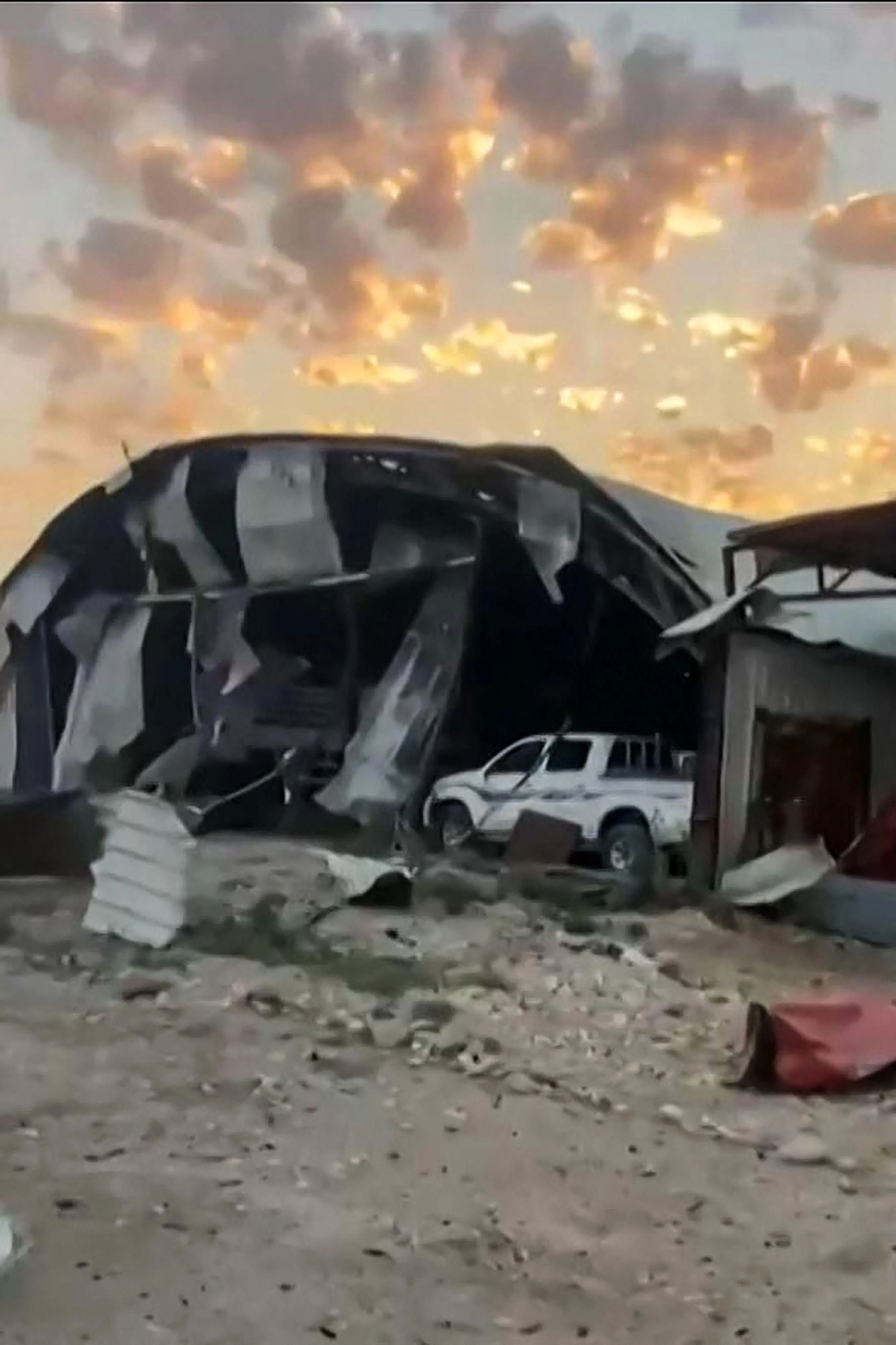 从社交媒体截取的视频图像显示，伊拉克巴比伦省的卡勒苏基地遇袭发生爆炸。这个基地属于亲伊朗的什叶派民兵“人民动员组织”。（法新社）