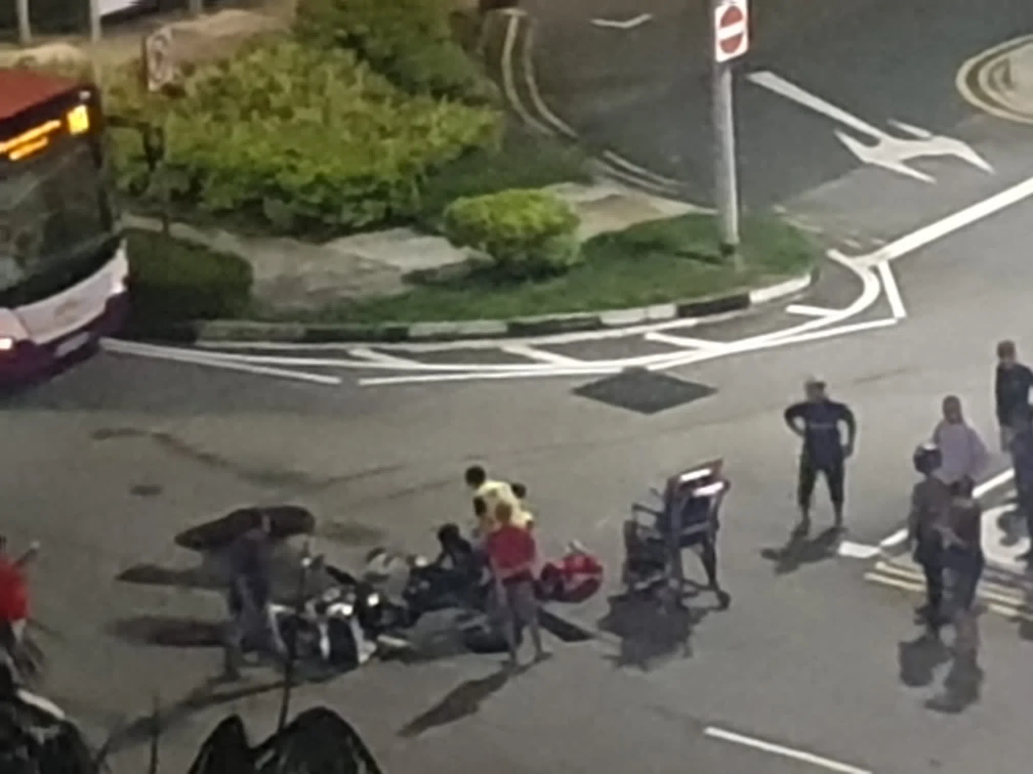 多名公众趋前查看骑士伤势。（受访者提供）