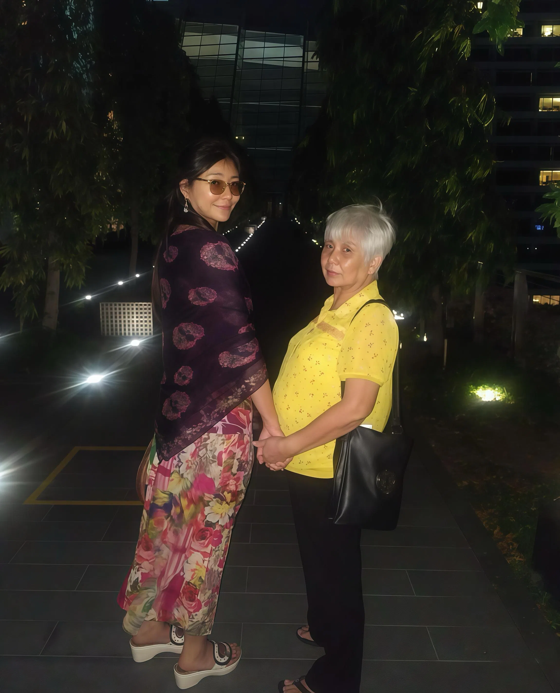 张玉华（左）赞妈妈饮食清淡又自律，让她十分安心。（张玉华提供）