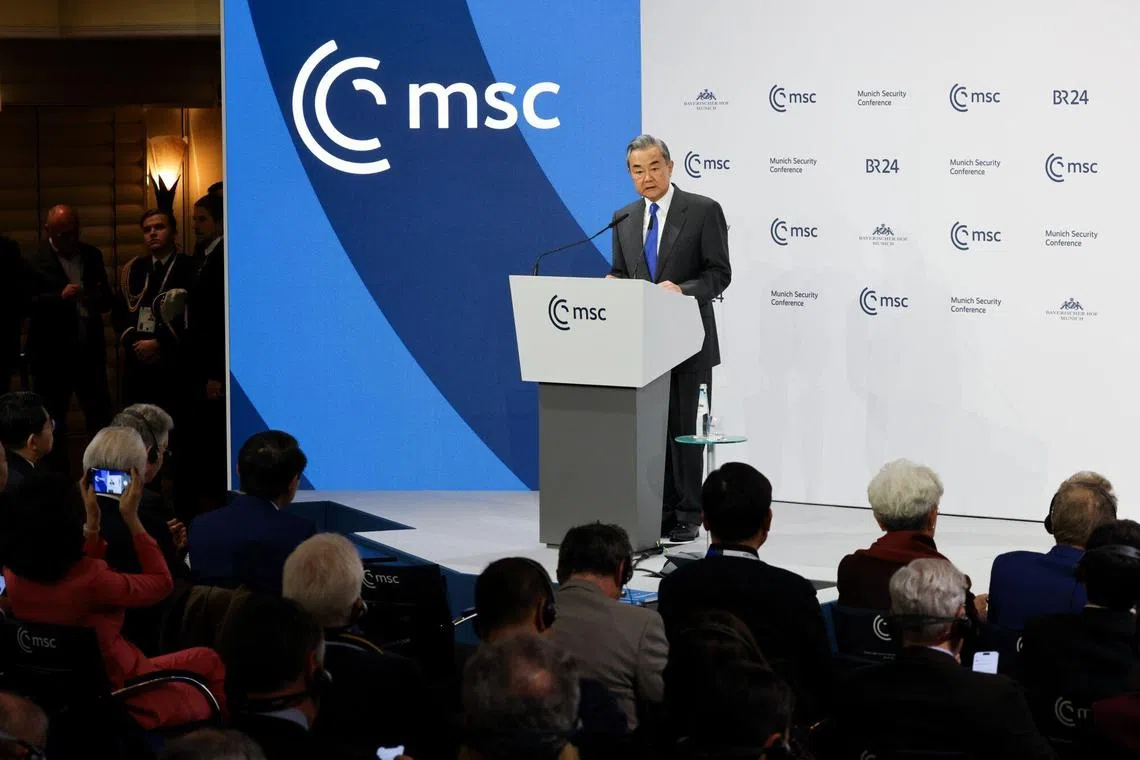 中国外交部长王毅在慕尼黑安全会议“中国专场”致辞并回答现场提问。（彭博社）