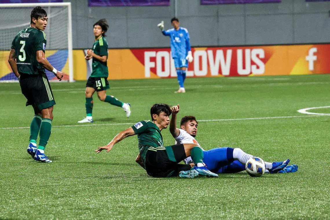 本场比赛竞争激烈，多次出现球员倒地拼抢的场景。（关俊威摄）