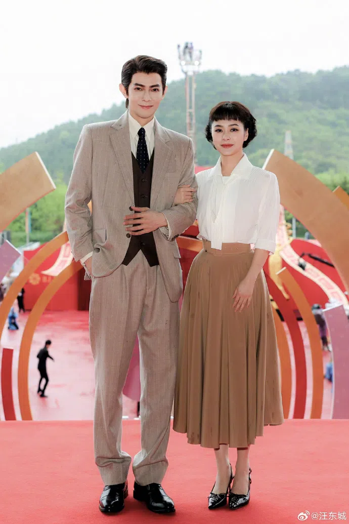 汪东城（左）日前和阿娇钟欣潼出席北京国际电影节活动。（取自汪东城微博）
