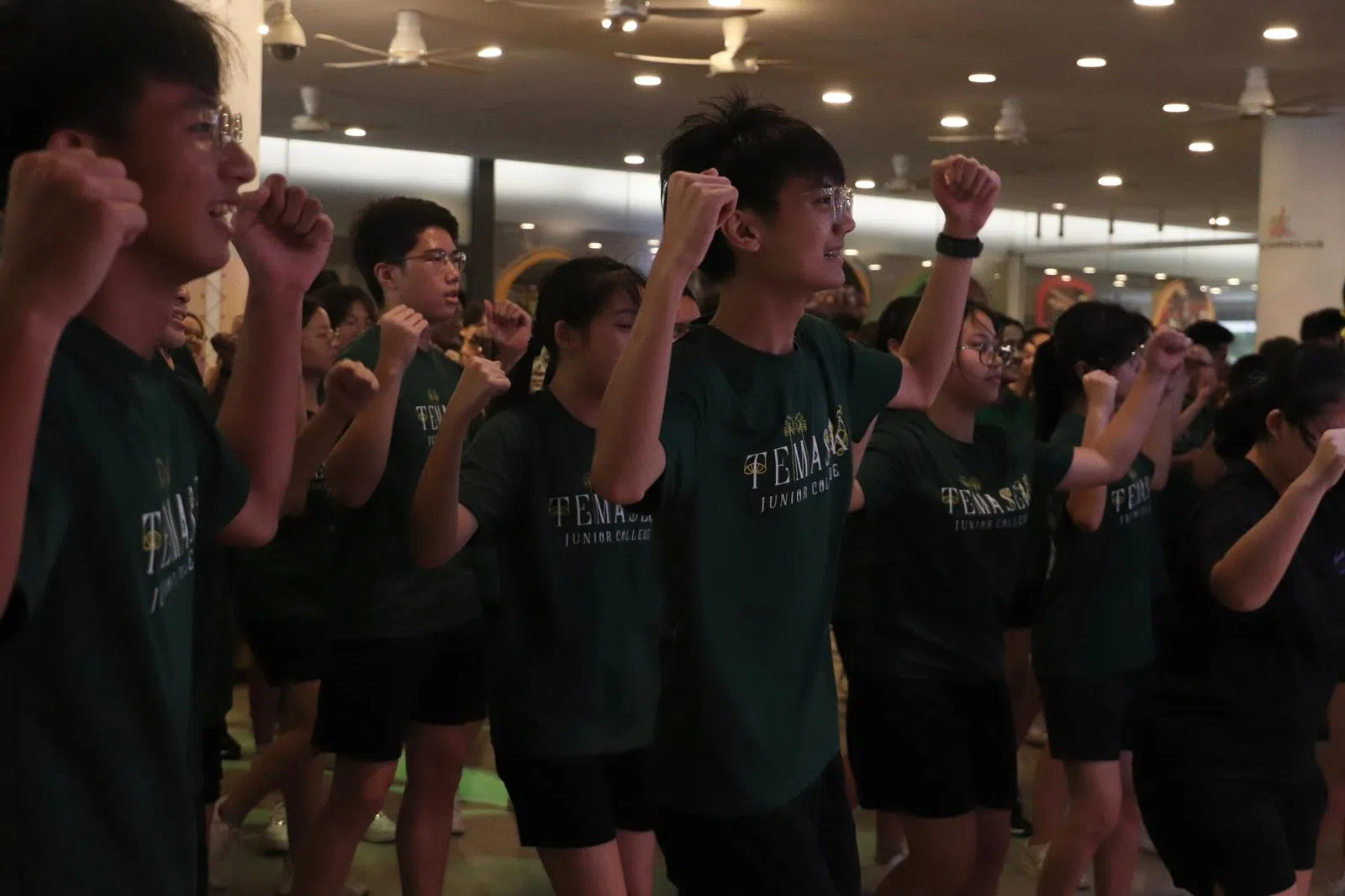 高一学生积极参与 “Mass Dance”，在现场挥洒青春的汗水。（淡马锡初级学院摄影部提供）