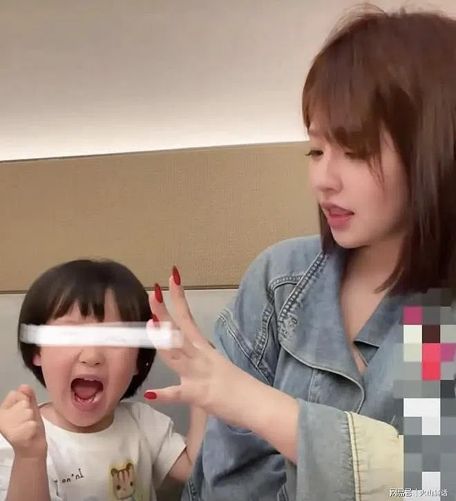 黄一鸣（右）曾因过度曝光女儿而挨批。（互联网）