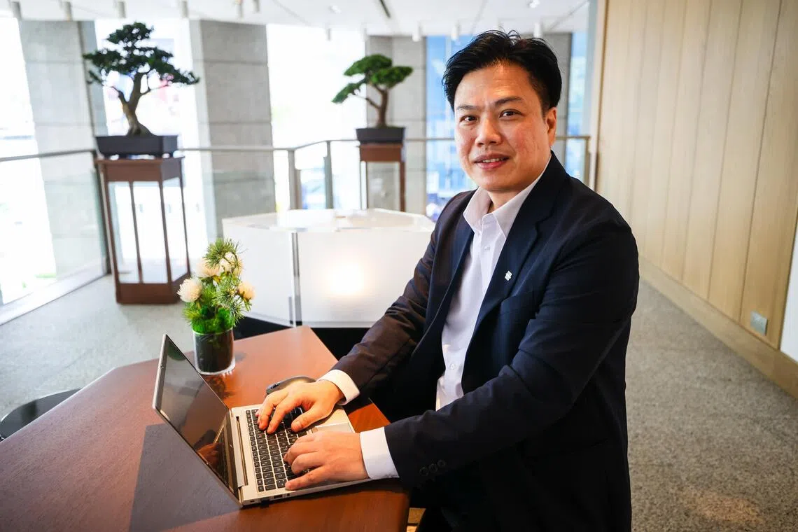 在大华银行工作16年的胡志强，拥有丰富的销售经验。他在去年11月参与Better U Pivot计划，内部转职至私人银行业务，目前是负责数码联系的行销活动经理。（蔡家增摄）