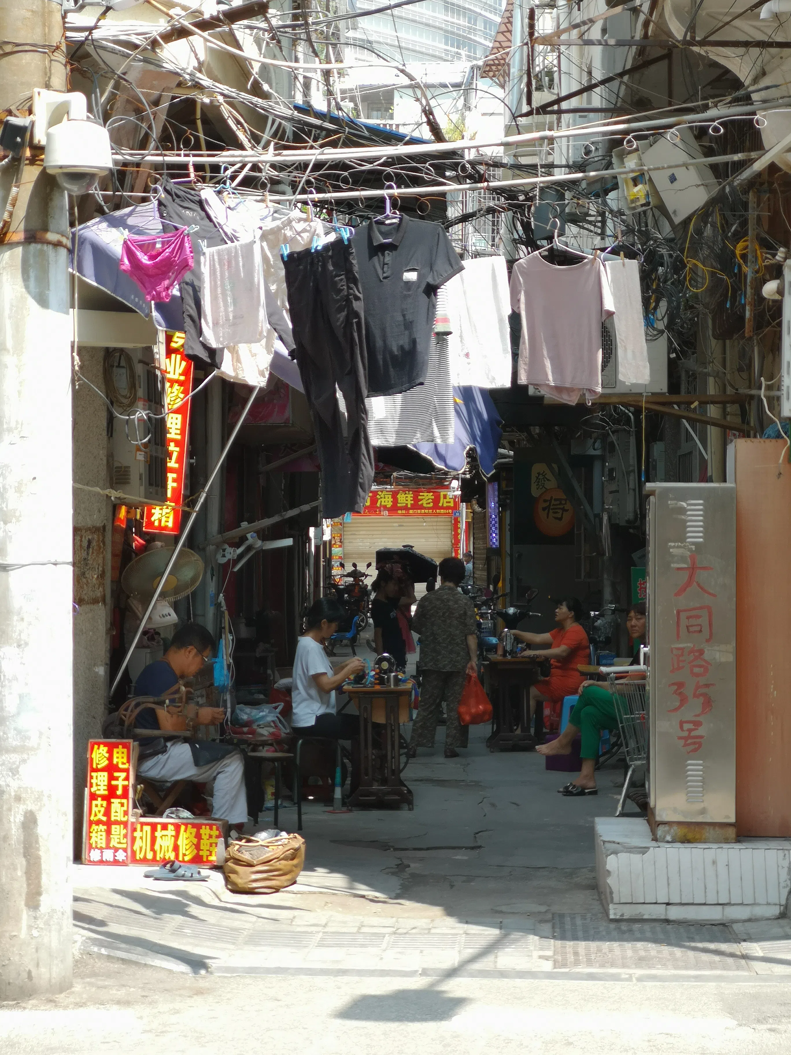 钻进巷子里一窥当地生活面貌。（黄匡宁摄）