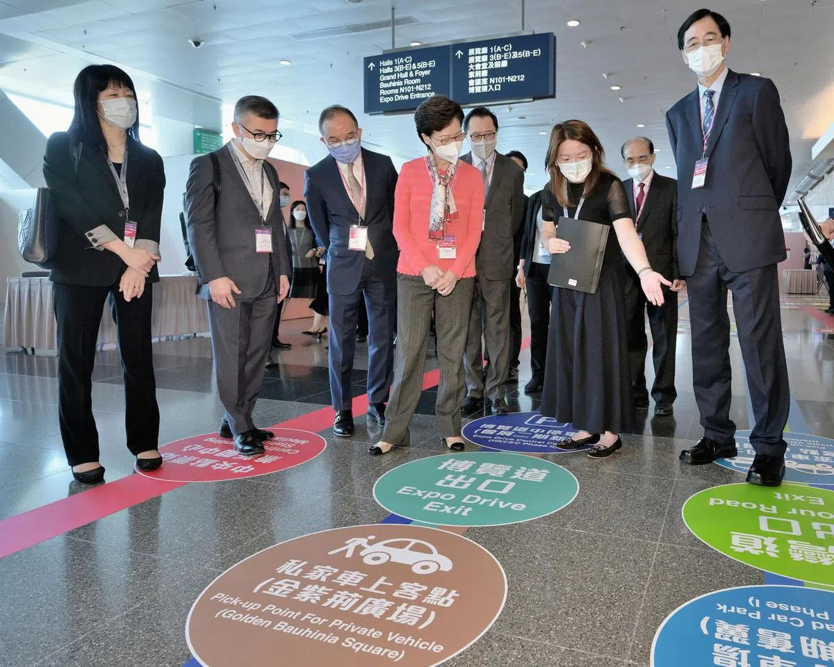 香港现任特首林郑月娥（左四）今早在政制及内地事务局局长曾国卫（左三）和选举管理委员会主席冯骅（左五）陪同下，视察湾仔会展中心的特首选举主投票站及中央点票站，了解最后阶段的选举筹备工作。（取自港府新闻处官网）