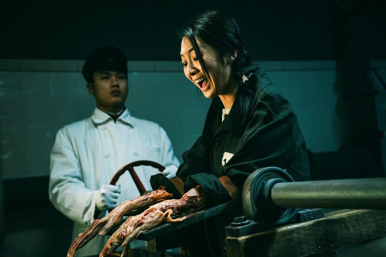 片中有双臂刮皮露骨的骇人场面。（邵氏机构提供）