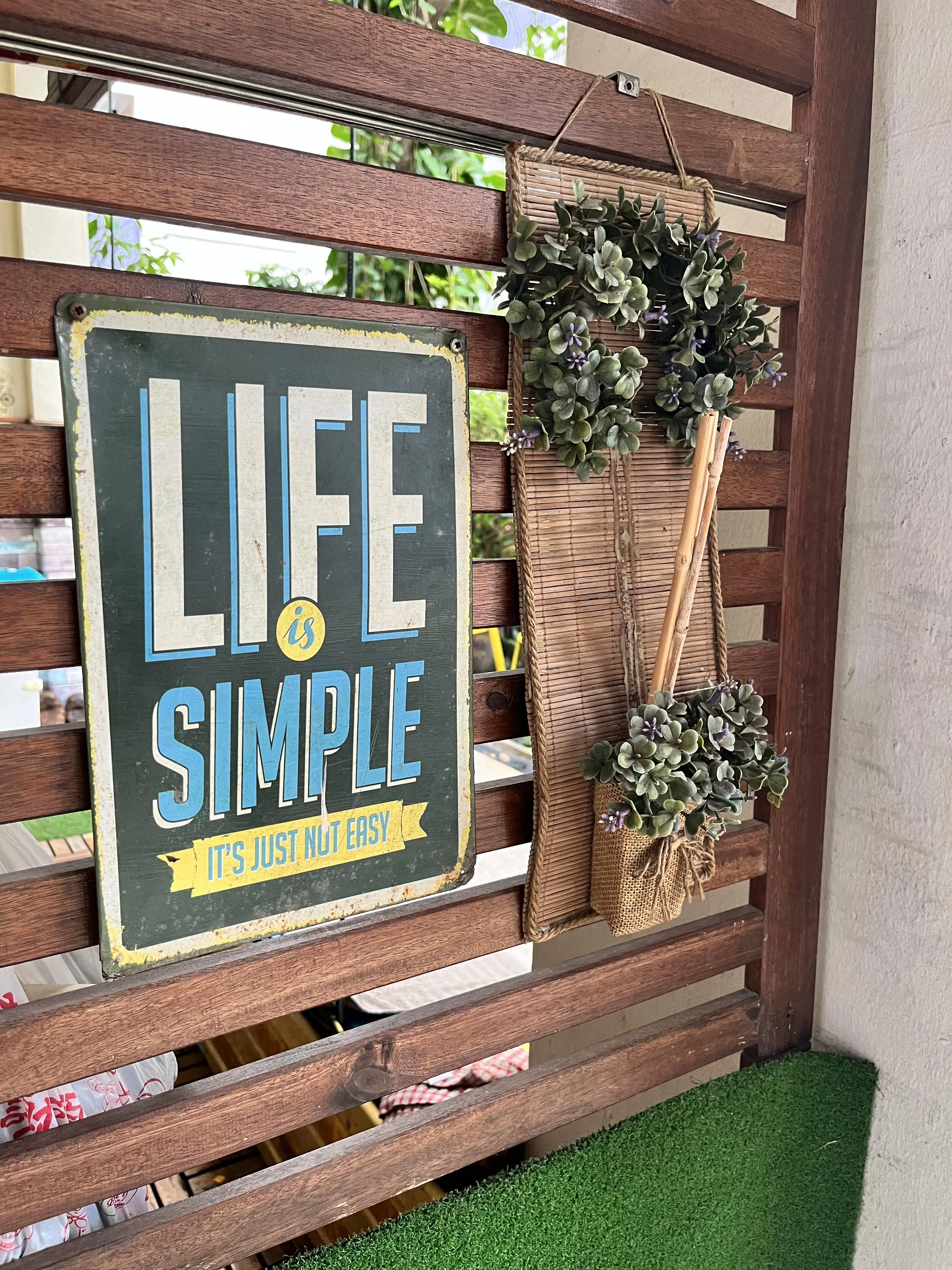 在组屋区漫步，一楼住户用心设计的装饰随处可见。（陈映蓁摄）