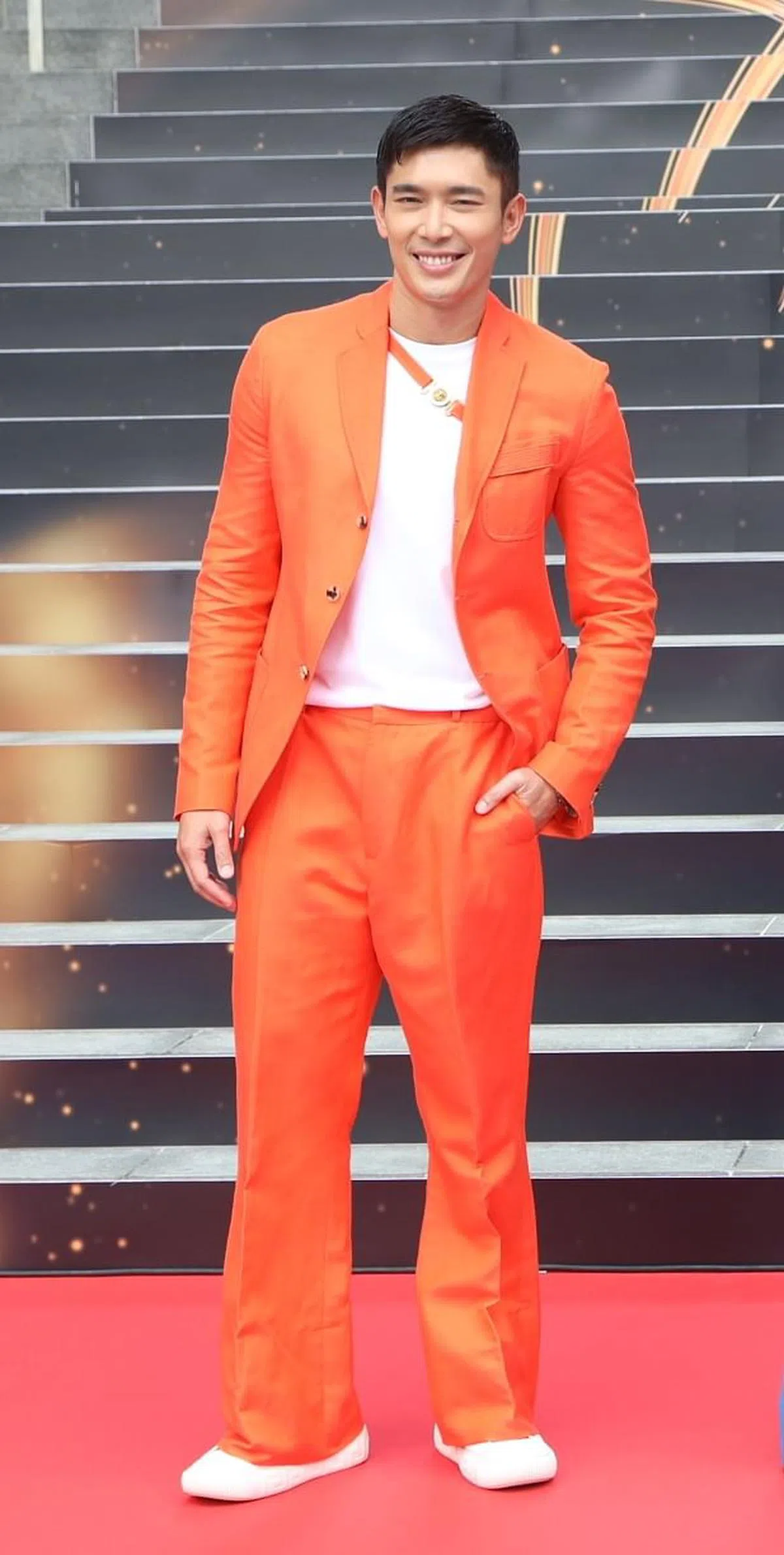 黄俊雄的打扮被形容像鲜橘汽水。（新传媒提供）