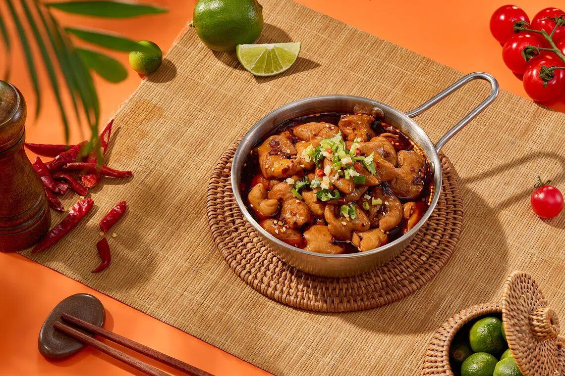 肥肠小碗菜（$15.80）麻辣鲜香，底层还铺有金针菇。（品牌提供）