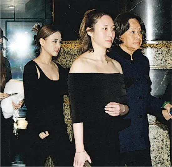 三太陈婉珍（右起）携女儿何超云和何超莲到场，神情哀伤。（互联网）