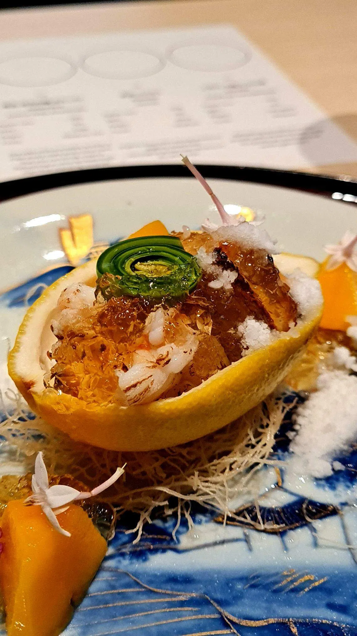 主厨将带鱼与龙虾盛放在柠檬皮里，搭配柠檬果冻，最后撒上柠檬冰，口感酸爽开胃。（叶晓虹摄）