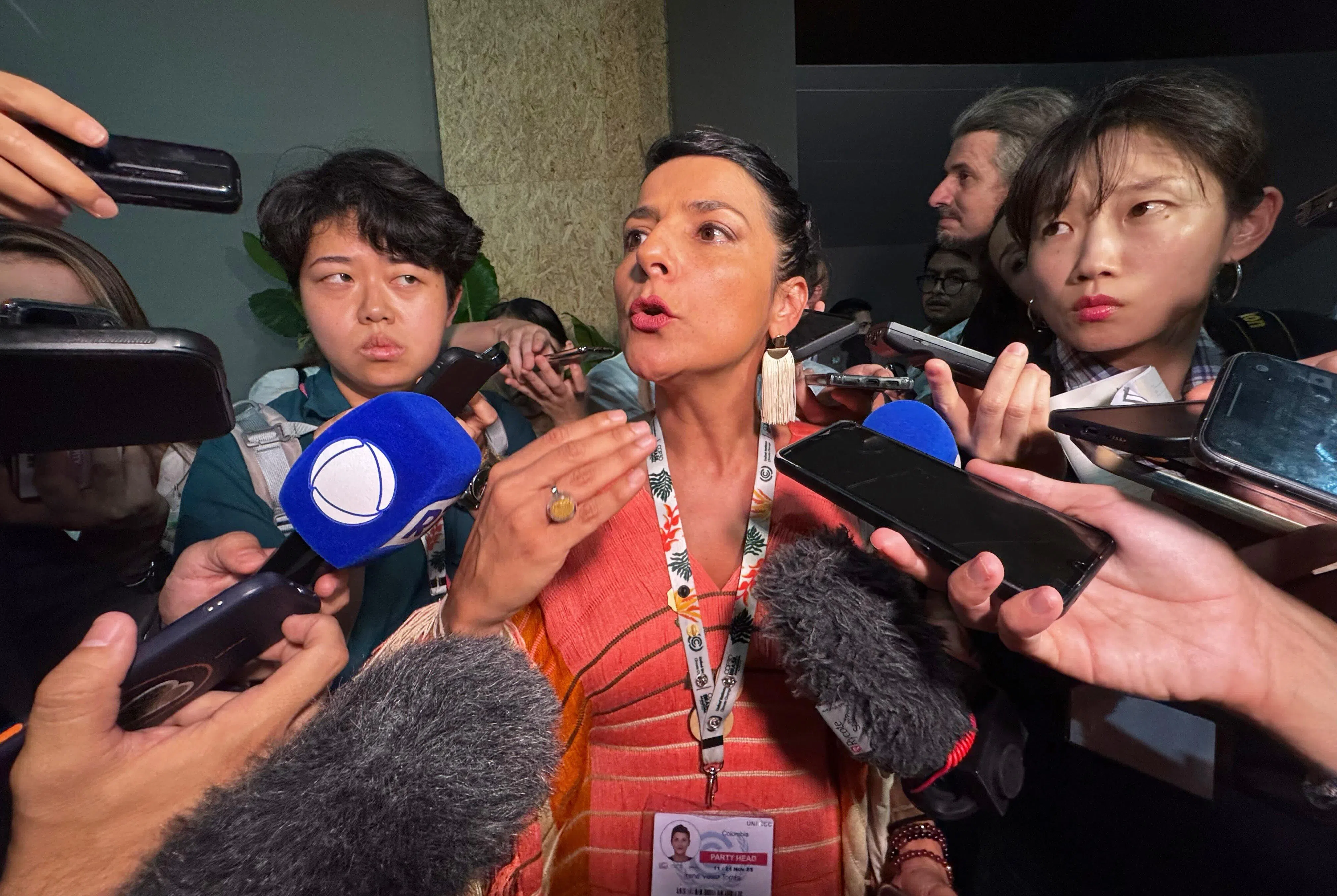 哥伦比亚环境与可持续发展部长托雷斯（中）抨击石油生产国家只关注气候适应。她说，如果不同时减排，适应气候变化也是徒劳无功的。（蔡玮谦摄）