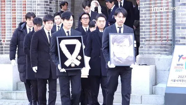 大咖艺人们为安圣基抬棺，向国宝级影帝致最后敬意。（互联网）