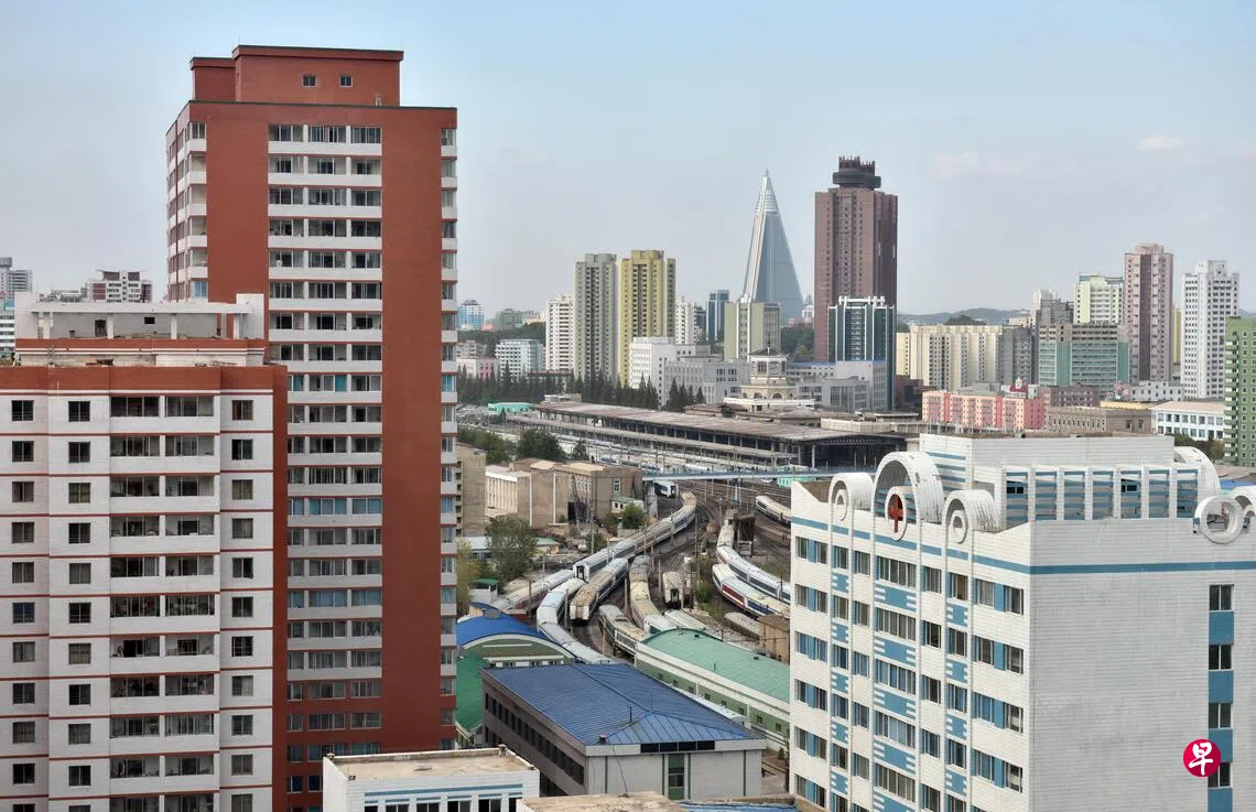 平壤如今到处矗立着新建公寓楼，主要分配给受器重的干部。图中的红色公寓大楼，是金策工业综合大学科学家的居所。 （档案照片）