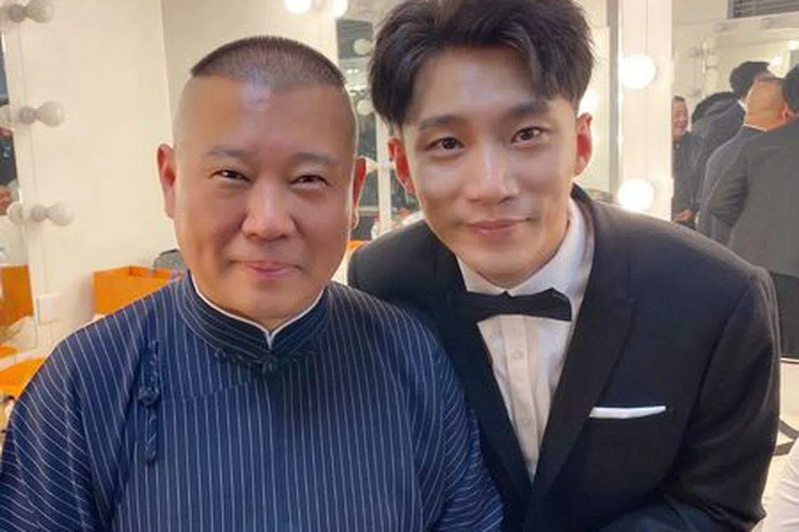 何九华（右）是相声大师郭德刚的徒弟。（取自何九华微博）