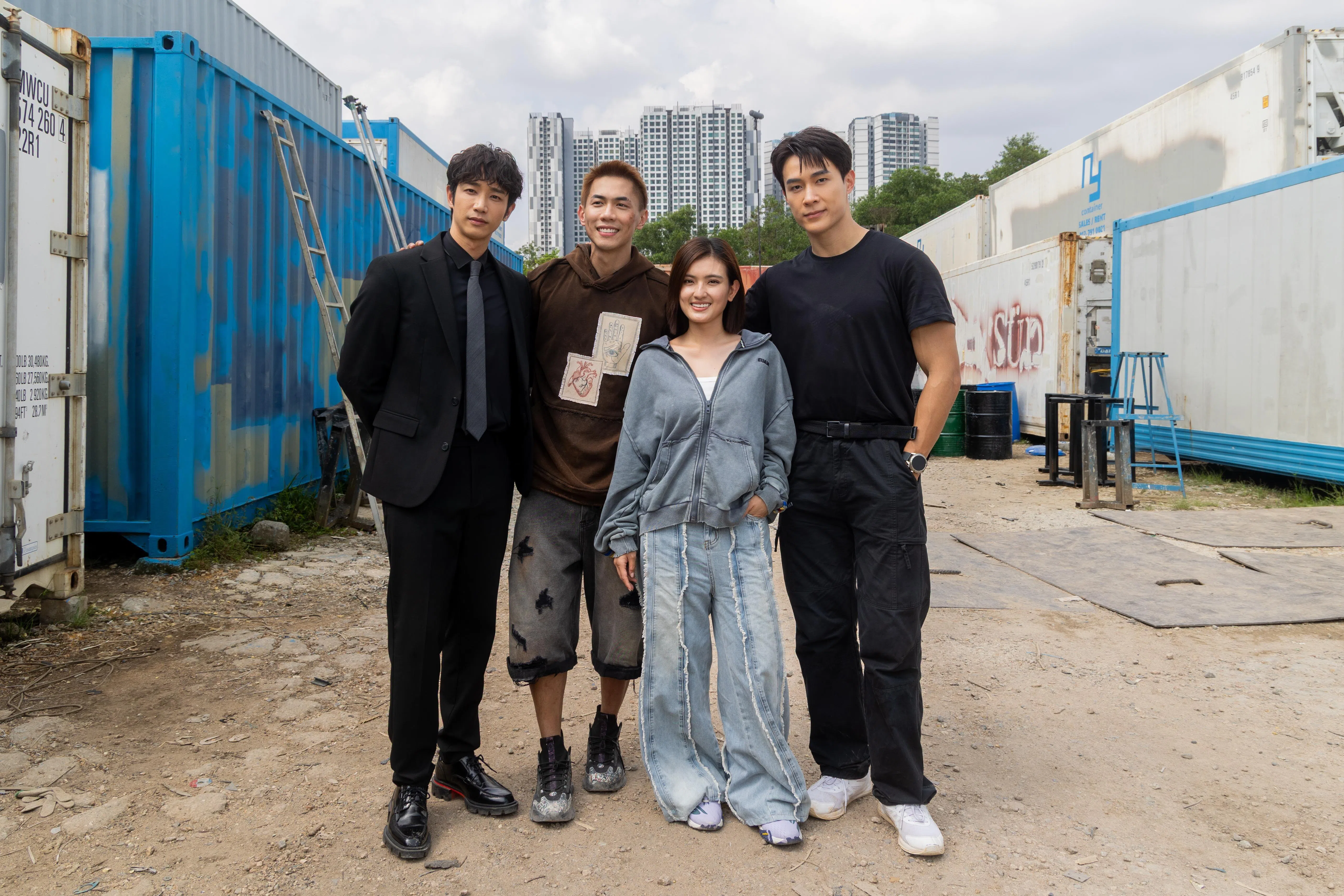 《神之手》主演们与“红星大奖”缘分不浅。刘以豪（左一）担任颁奖人，张奕恺（左二）和洪凌（右二）夫妻档分别把“十大最受欢迎男女艺人”抱回家，邓伟德夺下最佳男配角和最受欢迎潜力星。（吴先邦摄）